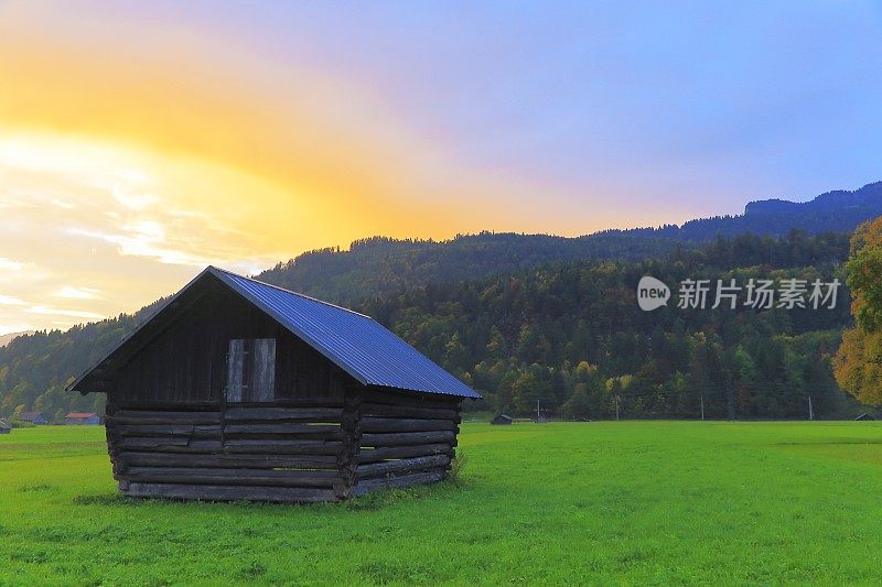 巴伐利亚阿尔卑斯和木制谷仓，德国巴伐利亚的Garmisch Partenkirchen